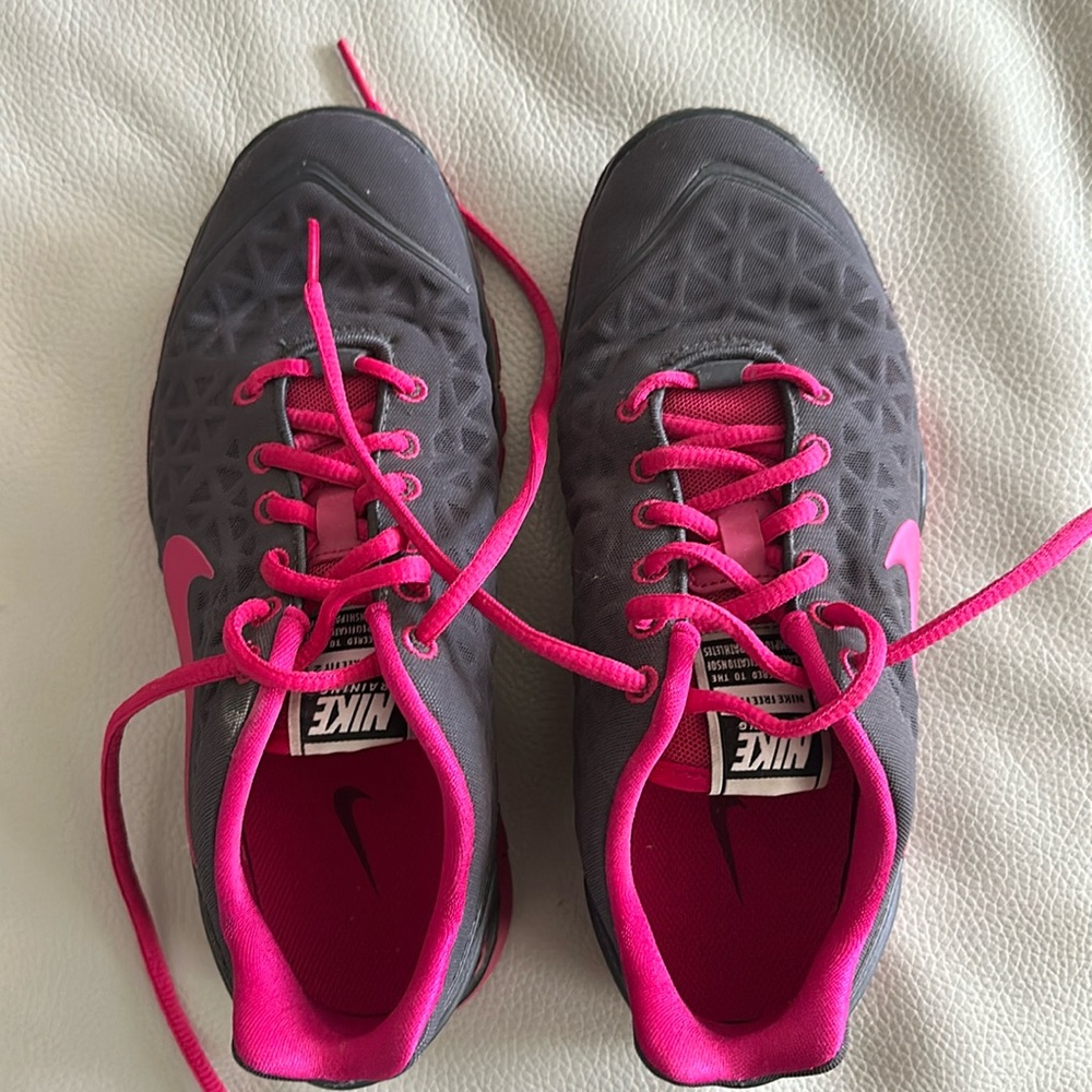 Nike FREE trainer almost new, grey magenta sz 6. Only worn indoors a few times.
